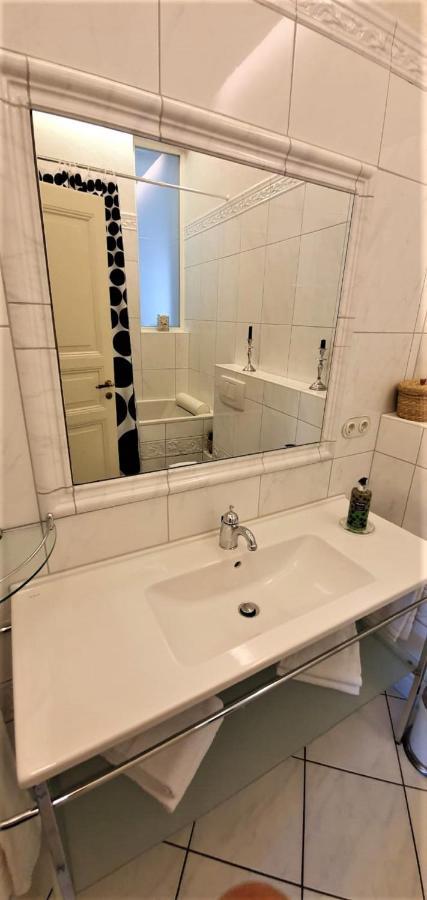 Luxus Apartment 1 Day In Casablanca ไฟรบวร์กอิมไบรส์เกา ภายนอก รูปภาพ